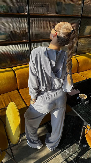 Жіночий стильний костюм-двійка в стилі спорт-шик зі стразами на сідницях велюр Сірий, 46/48 Одеса - фото 6