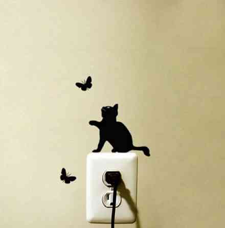 Наклейка вінілова Кіт з метеликами 12 на 8 см чорний Київ