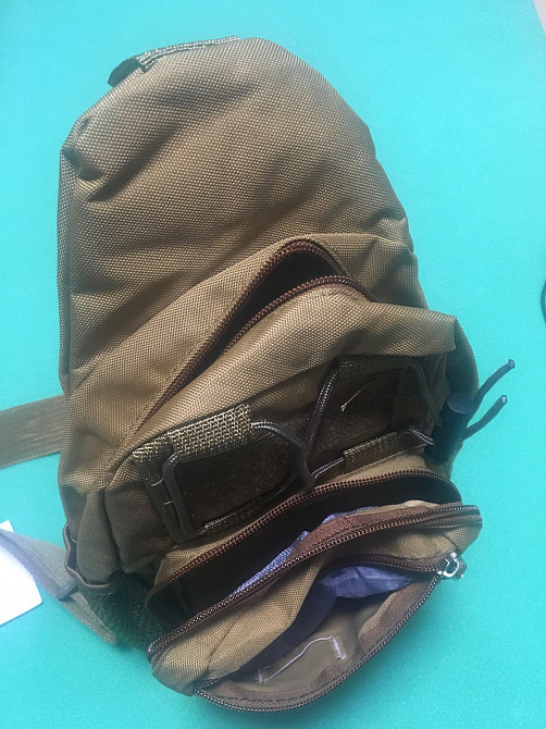 Мужская сумка тактическая через плечо песочного цвет, нагрудная сумка, размер 35*21см, 3 кармана, с USB шнуром Киев - изображение 7