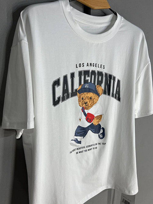 Футболка жіноча 25125 A-N оверсайз подовжена вільний крій з принтом ведмедик напис CALIFORNIA one size, білий, one size Київ - фото 10
