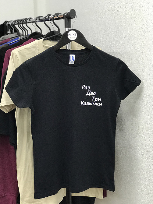 Женская футболка с надписью - 