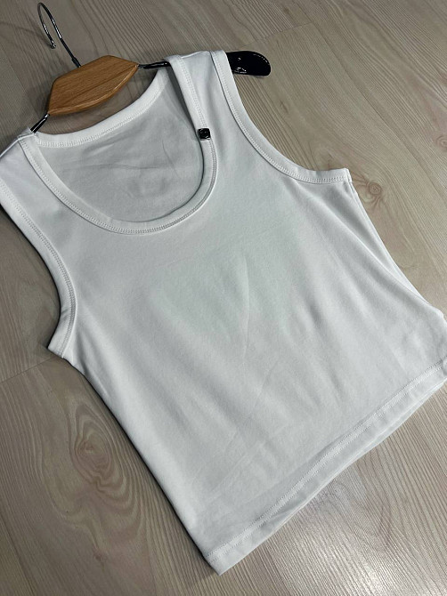 Майка женская A-N 25015 базовая трикотажная на широких бретелях с металлическим значком, белый, one size Киев - изображение 6