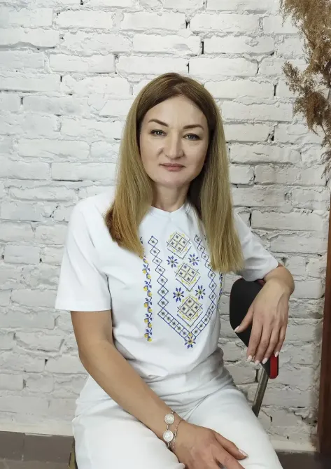 Жіноча вишиванка в білому кольорі з жовто блакитним орнаментом Київ - фото 3