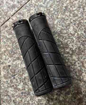 Ручки руля велосипедные (черная с фиксатором) Мукачево