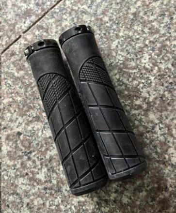 Ручки руля велосипедные (черная с фиксатором) Мукачево - изображение 1