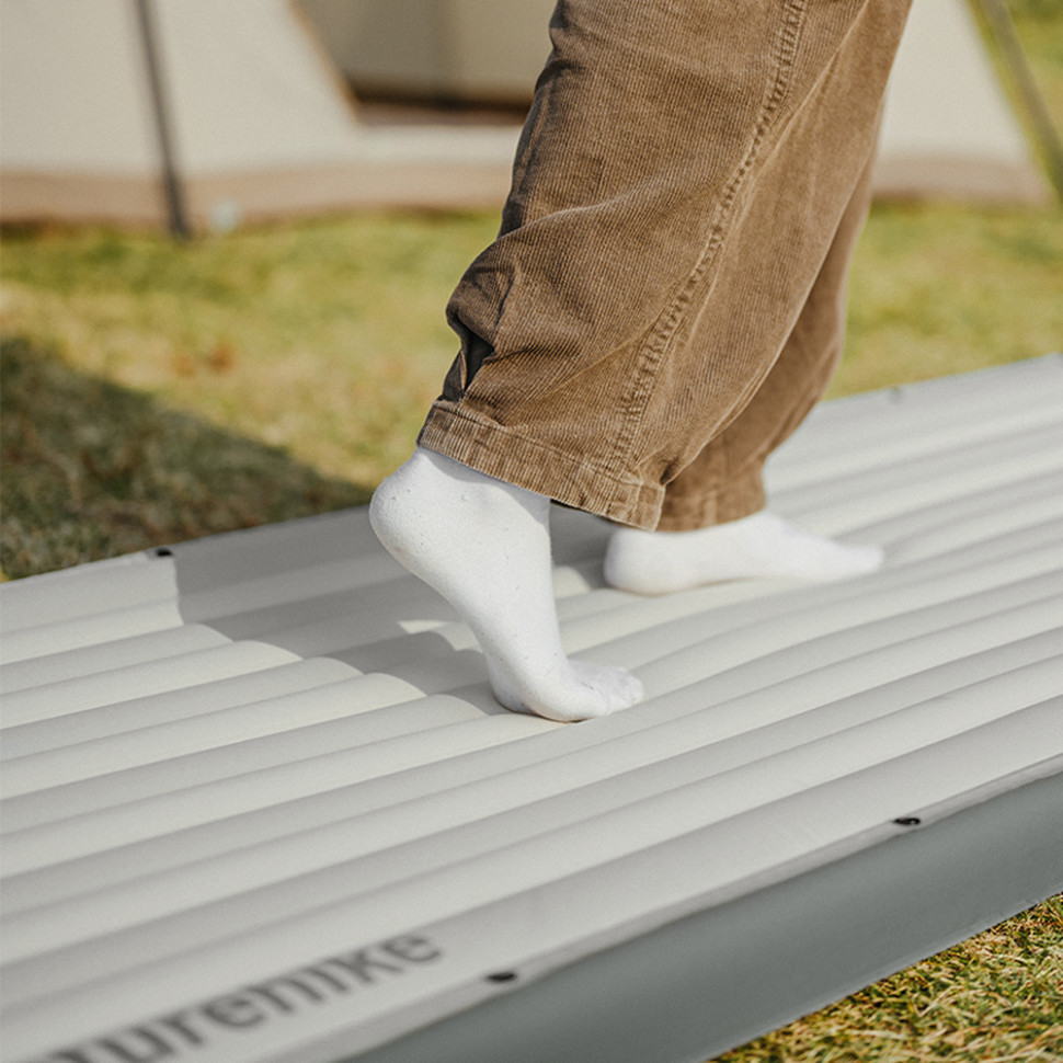 Матрас надувной одинарный Naturehike CNK2450WS035, 95 мм, со встроенной помпой, белый. Ровно - изображение 5