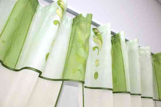 Кухонные шторы VR-Textil № 084к с ламбрекеном и подвязками молочный с салатовым 280х170 см (59-750) Киев