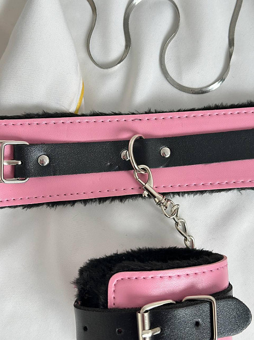 Шкіряні наручники з хутром для задоволення для рольових ігор BDSM для сексу рожеві на ремінці з застібкою Одеса - фото 8