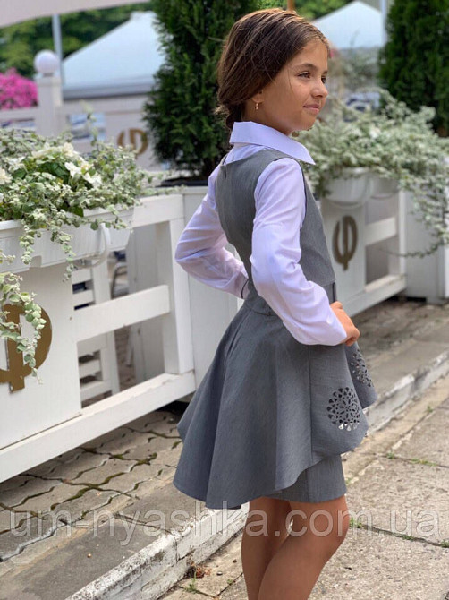 Красивий шкільний сірий сарафан 