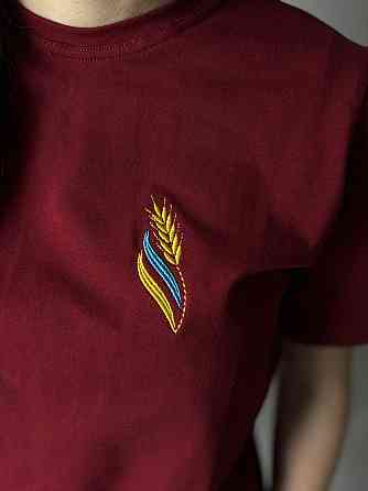 Женская невероятная вышитая футболка вышиванка цвета бордо с голубовато-желтым колосочком Киев