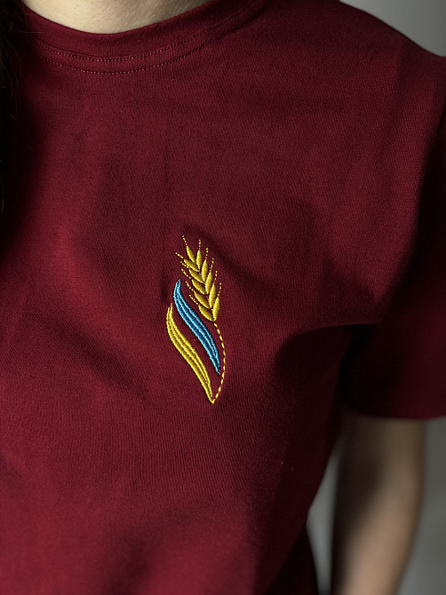 Женская невероятная вышитая футболка вышиванка цвета бордо с голубовато-желтым колосочком Киев - изображение 3