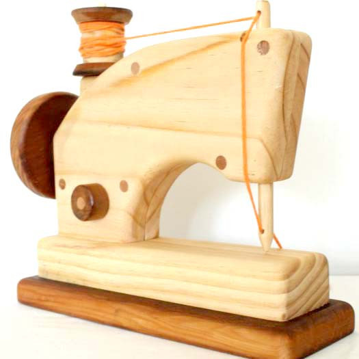 Игрушечная швейная машинка 