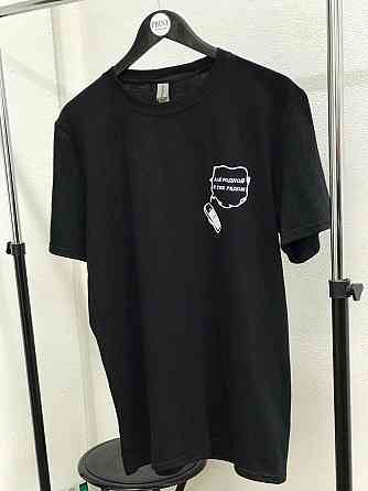 Женская черная футболка с надписью - 