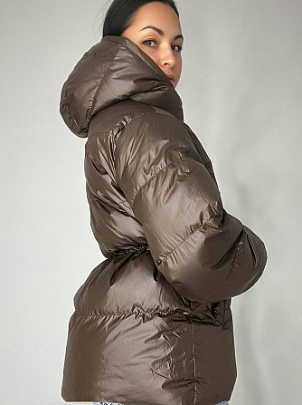 Куртка жіноча Fashion 2401 глянцева подовжена з капюшоном пояс шнурок коричнева, коричневий, M Одеса - фото 9