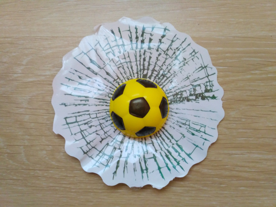 М'яч футбольний жовтий у вікні авто наклейка прикол Київ - фото 1