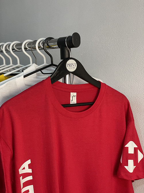 Красная футболка оверсайз Новая Почта с принтом логотипа на рукаве и спине Черновцы - изображение 3