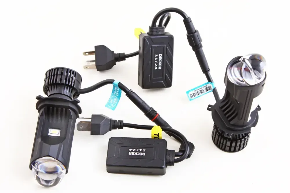 Лампа диодна H4 12-24В з лінзою 9000lК/65Вт/7535+1860 Decker з кулером +CAN-модуль Вінниця - фото 1