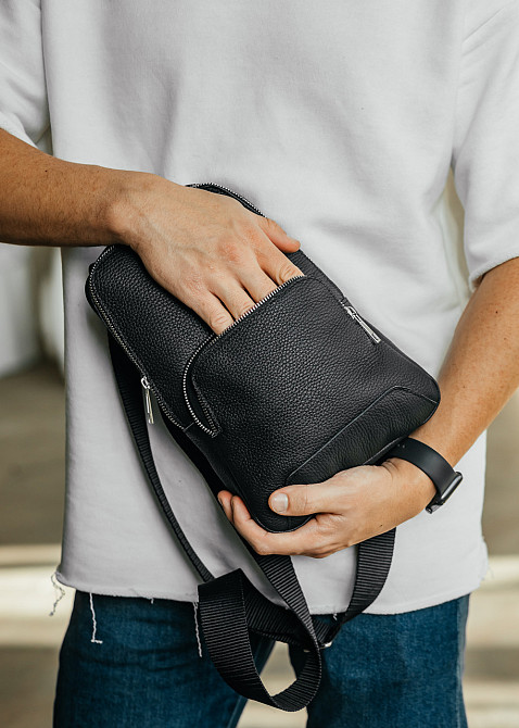 Чоловіча слінг, сумка на грудях з натуральної шкіри, вмістлена чорна сумка через плечеMasterSem Київ - фото 3