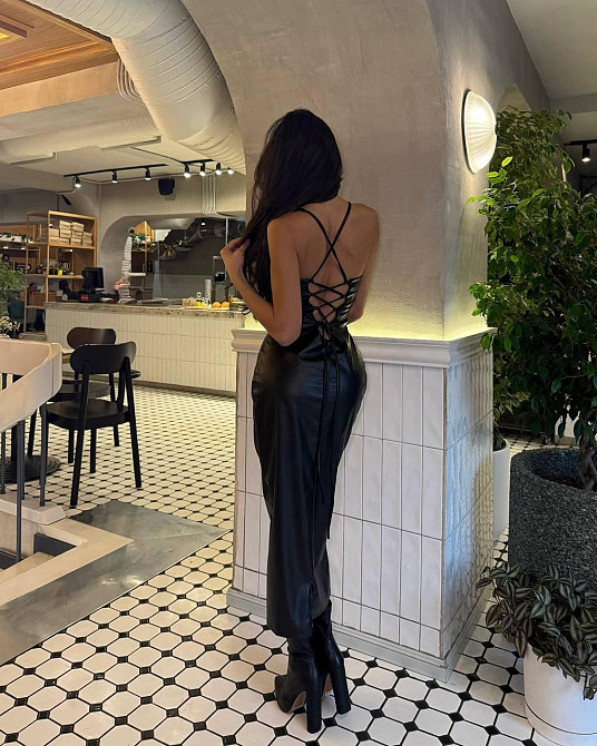 Жіноча приваблива вечірня сукня з еко шкіри Одеса - фото 5