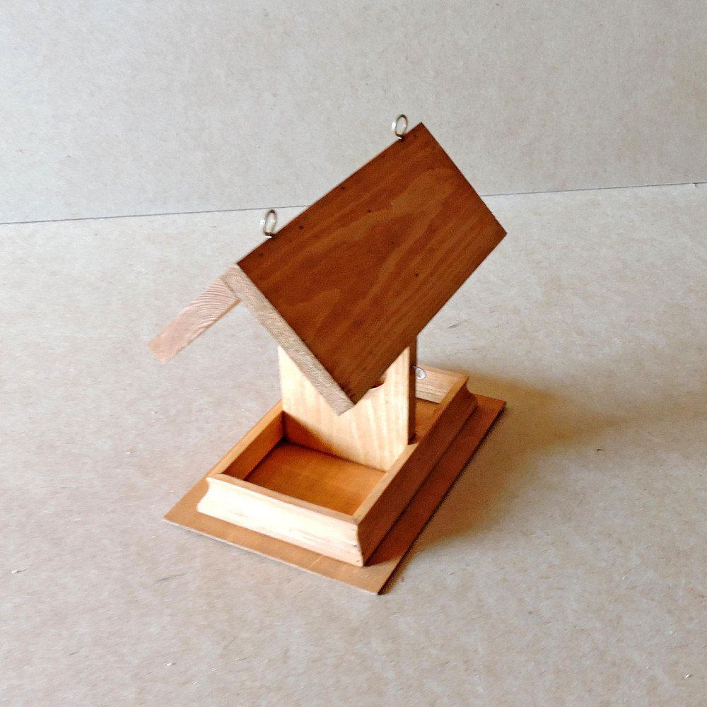 Кормушка садовая для птиц 