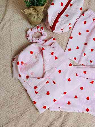 Подарочный бокс Женская муслиновая пижама (рубашка + штаны) мужские шорты-трусы, косметичка и резинка в подарок в красные сердечки 56, 46 Каменец-Подольский