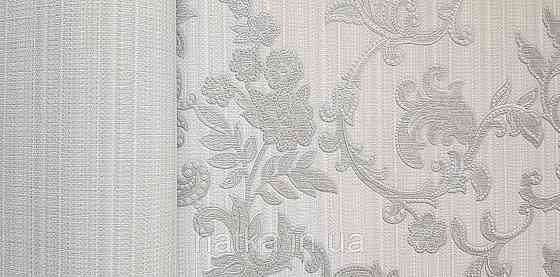 Обои виниловые на флизелине AdaWall Seyyah 1.06х10 вензеля завитки крупные структурные серебро на серо белом Киев