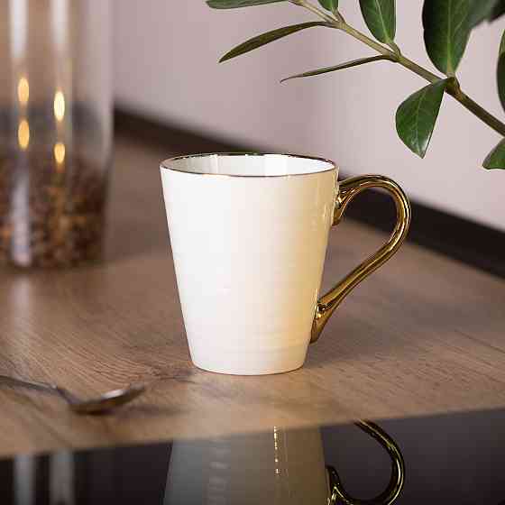 Кружка фарфоровая бежевая с золотым ободком и ручкой Киев