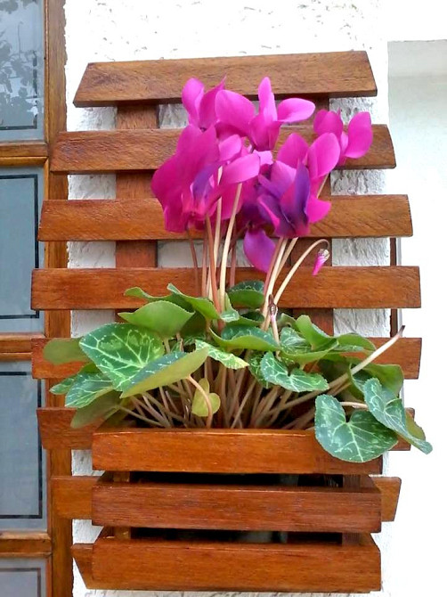 Полка настенная для цветов 