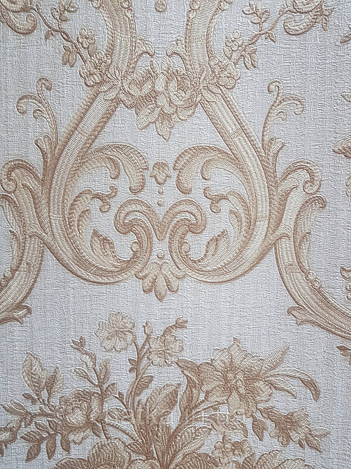 Шпалери вінілові на флізеліні AdaWall Seyyah 1.06х10 квіти в горщику вензеля структурні золотисті на бежевому Київ - фото 3