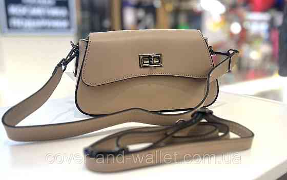 Пудрова жіноча сумочка з гладкої шкіри із клапаном на поворотному замку Virginia Conti Київ