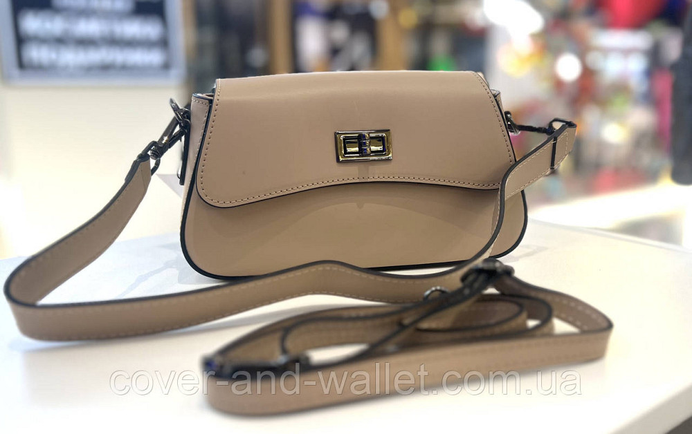 Пудрова жіноча сумочка з гладкої шкіри із клапаном на поворотному замку Virginia Conti Київ - фото 6