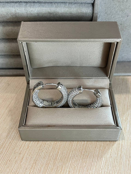 Стильні сережки-кільця в цирконах посріблення Одеса - фото 4