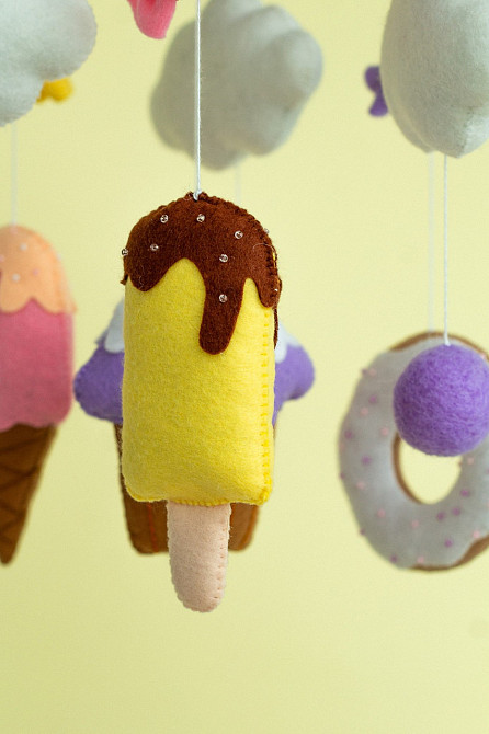 Дитячий мобіль на ліжечко для немовлят ручної роботи WooolyWool «Солодощі» Київ - фото 3