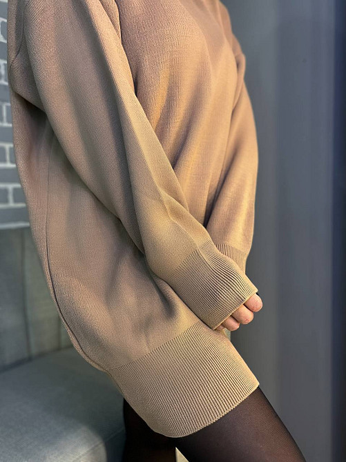 Сукня жіноча My fashion 2024101 светр комір хомут оверсайз подовжений one size, карамель, one size Київ - фото 13