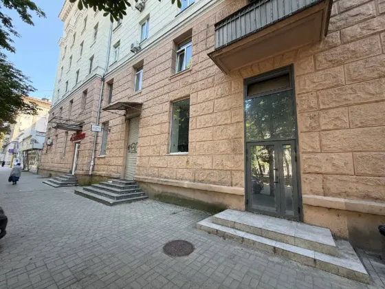 Новий магазин на пр Яворницького 121. Прекрасний автомобільний і пішохідний трафік. Зупинка біля приміщення, парковка перед будівлею, перехід по сусід Дніпро