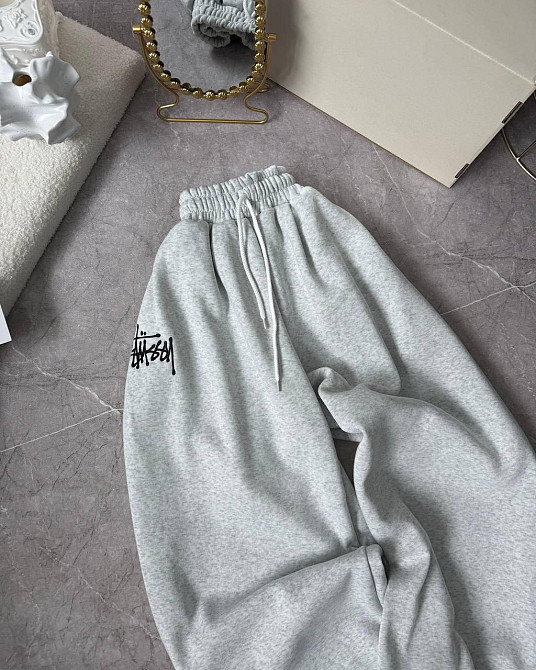 Жіночі обʼємні теплі оверсайз штани трьохнитка на флісі з вишивкою Одеса - фото 3