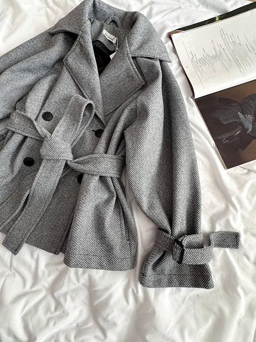 Женское трендовое пальто с двубортной застежкой на пуговицы и поясом Серый Одесса - изображение 9