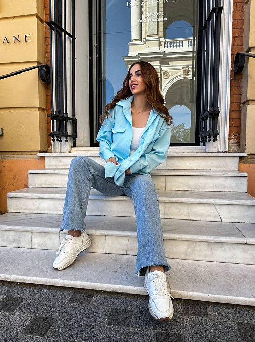 Женская базовая оверсайз рубашка из микровельвета Голубой Одесса - изображение 6