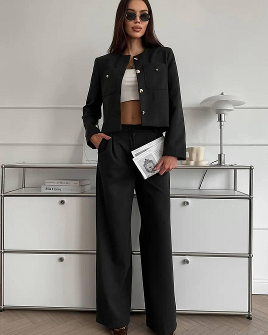 Женский лаконичный костюм с укороченным жакетом на подкладке и широкими брюками кашемир Черный, 46/48 Одесса - изображение 1