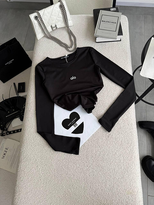 Жіночий стильний базовий лонгслів з надписом та вирізом під пальчик мікродайвінг Одеса - фото 5