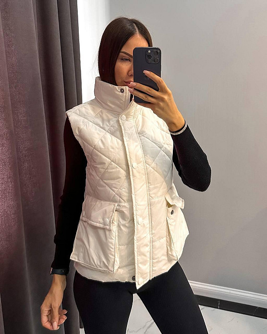 Женская стеганая жилетка плащевка лак на синтепоне Молочный, 42 Одесса - изображение 1