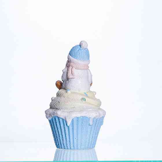 Новогодняя декоративная фигурка с подсветкой 10×10×17.5 см Новогодний декор Снеговик на кексе из фарфора CR-6-8 Киев
