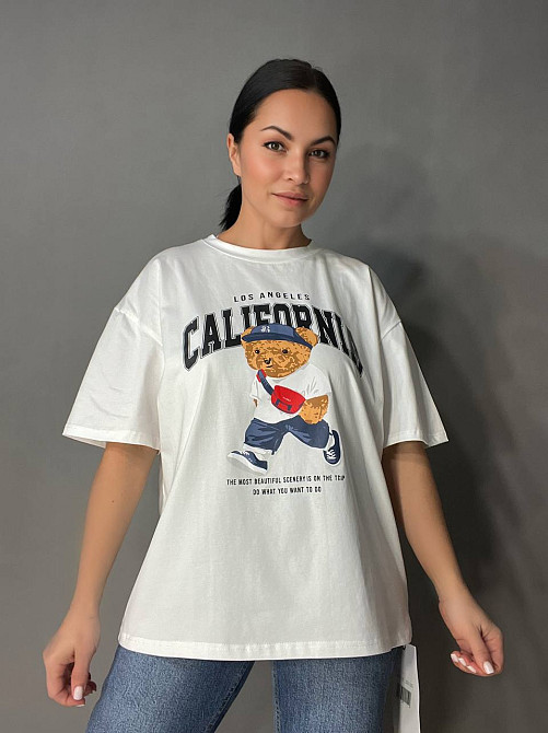 Футболка жіноча 25125 A-N оверсайз подовжена вільний крій з принтом ведмедик напис CALIFORNIA one size, білий, one size Київ - фото 16