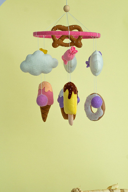 Дитячий мобіль на ліжечко для немовлят ручної роботи WooolyWool «Солодощі» Київ - фото 2