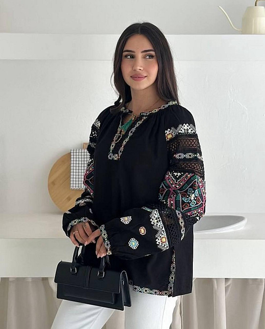 Женская современная вышиванка с разноцветной вышивкой 80% хлопок, 20% полиэстер. Черный, 46 Одесса - изображение 3