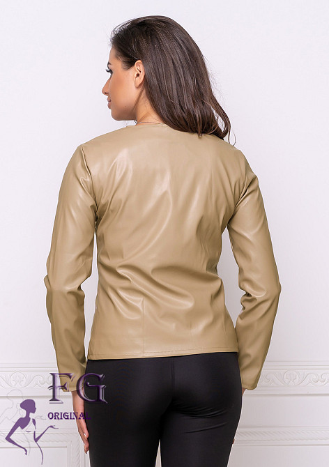 Демисезонная тонкая куртка-жакет из экокожи 