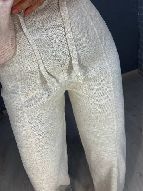 Брюки женские My fashion 202401 клеш от бедра со стрелкой шнурок га талии машинная вязка one size, світло-бежевый, one size Киев - изображение 7