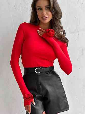 Жіночий романтичний лонгслів з витонченими трояндами на руках трикотаж масло Одеса