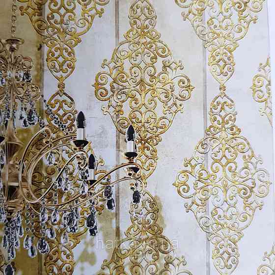 Шпалери метрові вінілові на флізелін 24 Carati Cristiana Masi вензель великий структурний на золотистий беж Київ