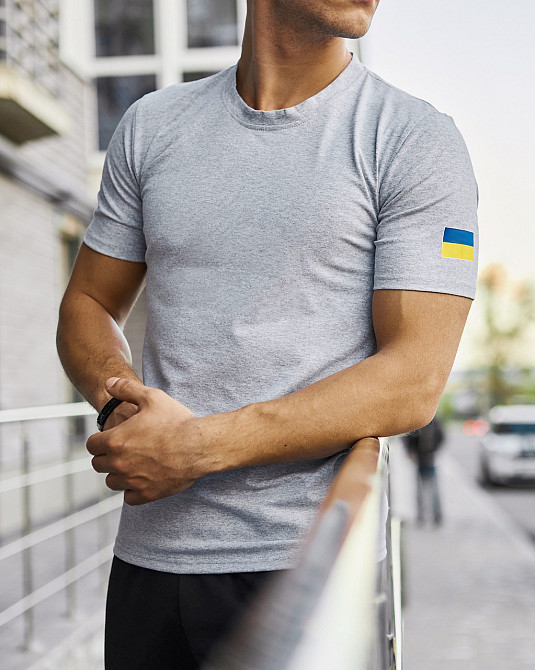 Чоловіча патріотична футболка літня з прапором на плечі з українською символікою бавовна базова сіра Одеса - фото 2